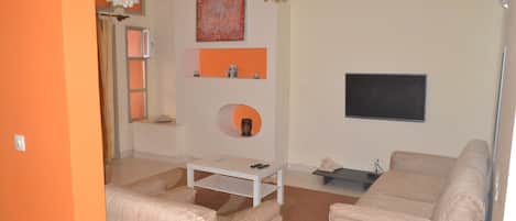Téléviseur, livres, bureau