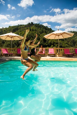 Outdoor pool - Chopin Luxury Apartments, swimming pool (Vals-les-Bains)