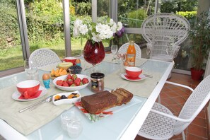 Outdoor dining - Chopin Luxury Apartments, swimming pool (Vals-les-Bains)