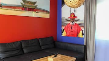 Una televisión, una mesa de tenis de mesa