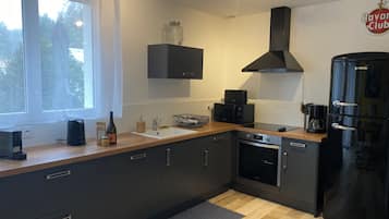 Frigorífico, microondas, horno y placa de cocina