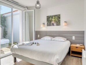 2 bedrooms, iron/ironing board, travel cot, WiFi