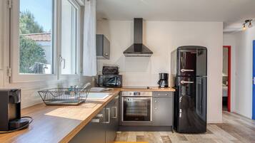 Réfrigérateur, micro-ondes, four, plaque de cuisson