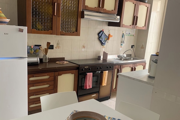 Frigorifero, microonde, piano cottura, lavastoviglie