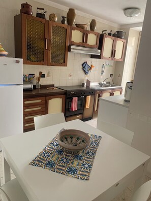 Kjøleskap, mikrobølgeovn, kokeplater og oppvaskmaskin