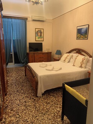 3 bedrooms, iron/ironing board, travel cot, WiFi