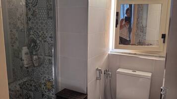 Sèche-cheveux, serviettes fournies, papier toilette