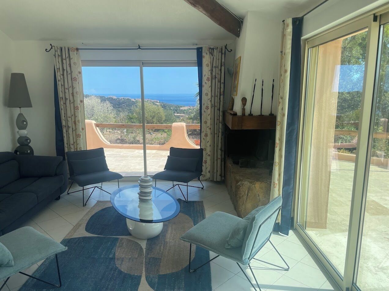 Télévision, cheminée, lecteur de DVD, table de tennis de table