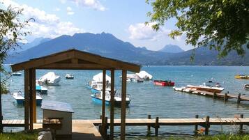 Un belvédère au bord du lac, offrant une vue sur les bateaux et les montagnes.