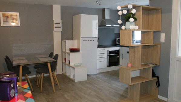 Fridge, microwave, oven, stovetop - Furnished classified 3 stars in the DRC, for 2 people, can accommodate 4 people.  (Cransac)