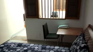 3 habitaciones, escritorio, tabla de planchar con plancha y wifi gratis