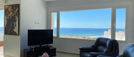 Een televisie en een open haard