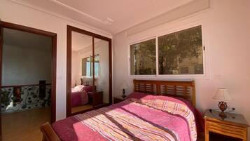 2 多间卧室、旅行婴儿床、免费 WiFi、床单