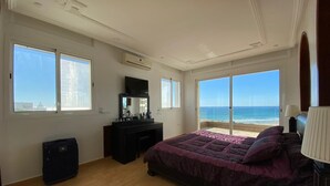 Un dormitorio con cama, cómoda y maleta.