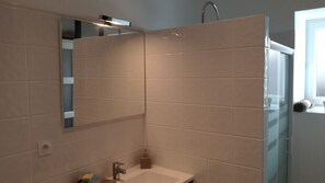 Dusche, Haartrockner, Bidet, Handtücher