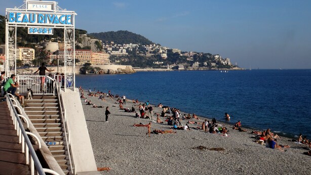 A beach with a promenade and a sign reading "PLAGE BEAUDIVACE SPORT". - Old Nice 41 m2 100 meters sea promenade / Saleya (Nice)