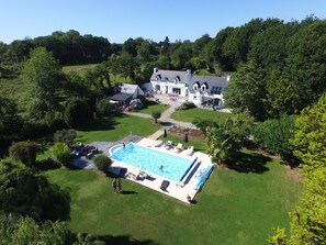 حمّام سباحة مُدفَّأ