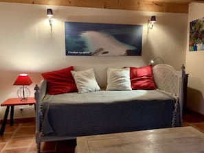 1 habitación, tabla de planchar con plancha y cuna de viaje