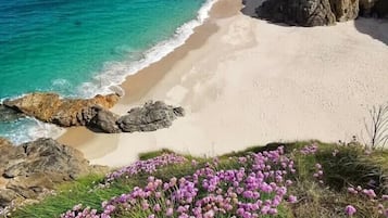 Plage à proximité, chaises longues
