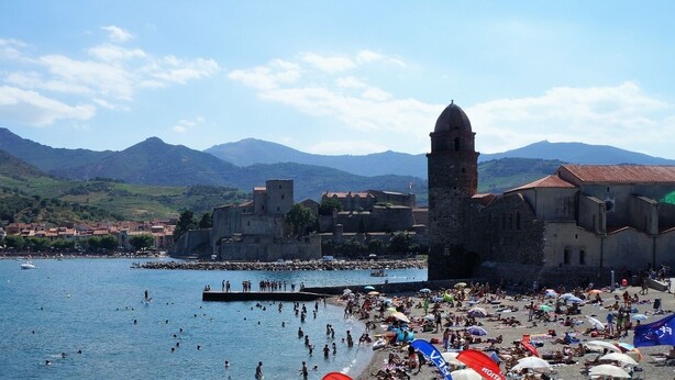 A coastal town with a historic tower, a bustling beach, and a backdrop of mountains. - 110m2 of relaxation in the center, VISA, sun, sea and mountains (Perpignan)