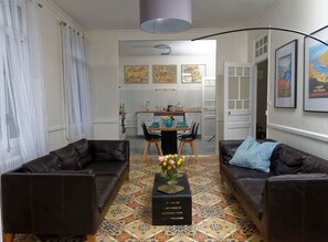 TV, DVD player, livros