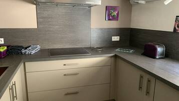 Een koelkast, een microgolfoven, een oven, een kookplaat