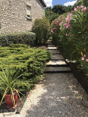 المنطقة المحيطة بالمنشأة