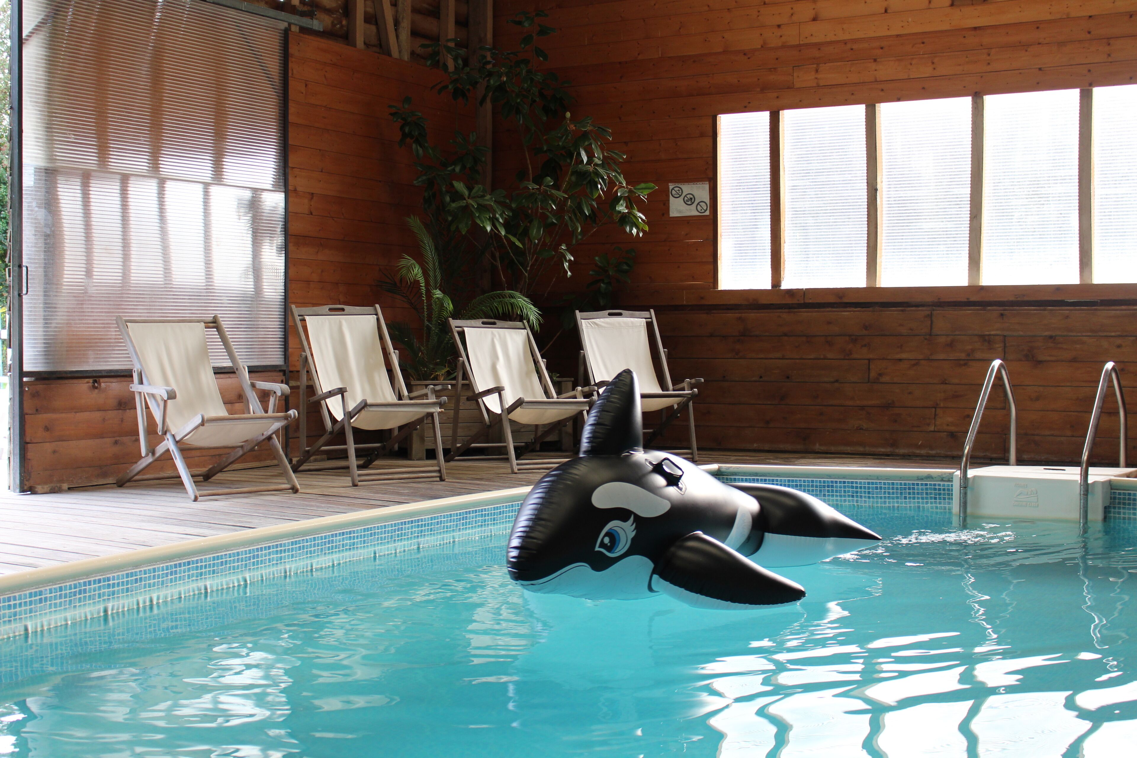 Charming cottage with indoor pool, heated quietly near the sea