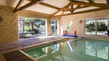 Een binnenzwembad en een verwarmd zwembad