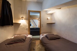 3 quartos, berço de viagem, Wi-Fi, roupa de cama