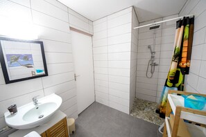 Suihku, hiustenkuivaaja