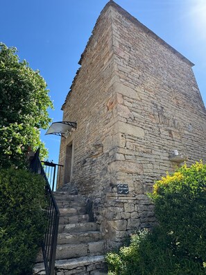 Exterior - lodging in dovecote (Promilhanes)