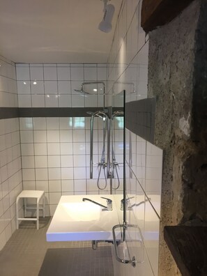 Bathroom - Gîte de groupe, 37 places, 13 rooms (La Romieu)