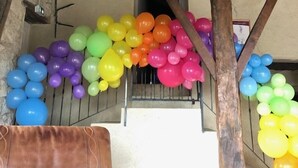 Un sostre de fusta rústic amb una sèrie de globus disposats en un arc de color.