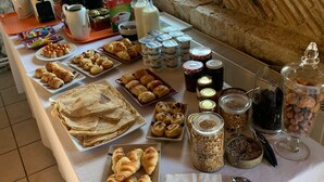 Buffet de desballestament matinal amb pastissos, productes lactis i condiments.