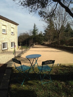 Outdoor dining - GITE LES LAVANDES-MAS DU VIEUX CHENE-WITH POOL- PEACEFUL  (Salavas)