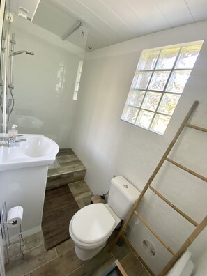 Douche, sèche-cheveux, serviettes fournies, savon