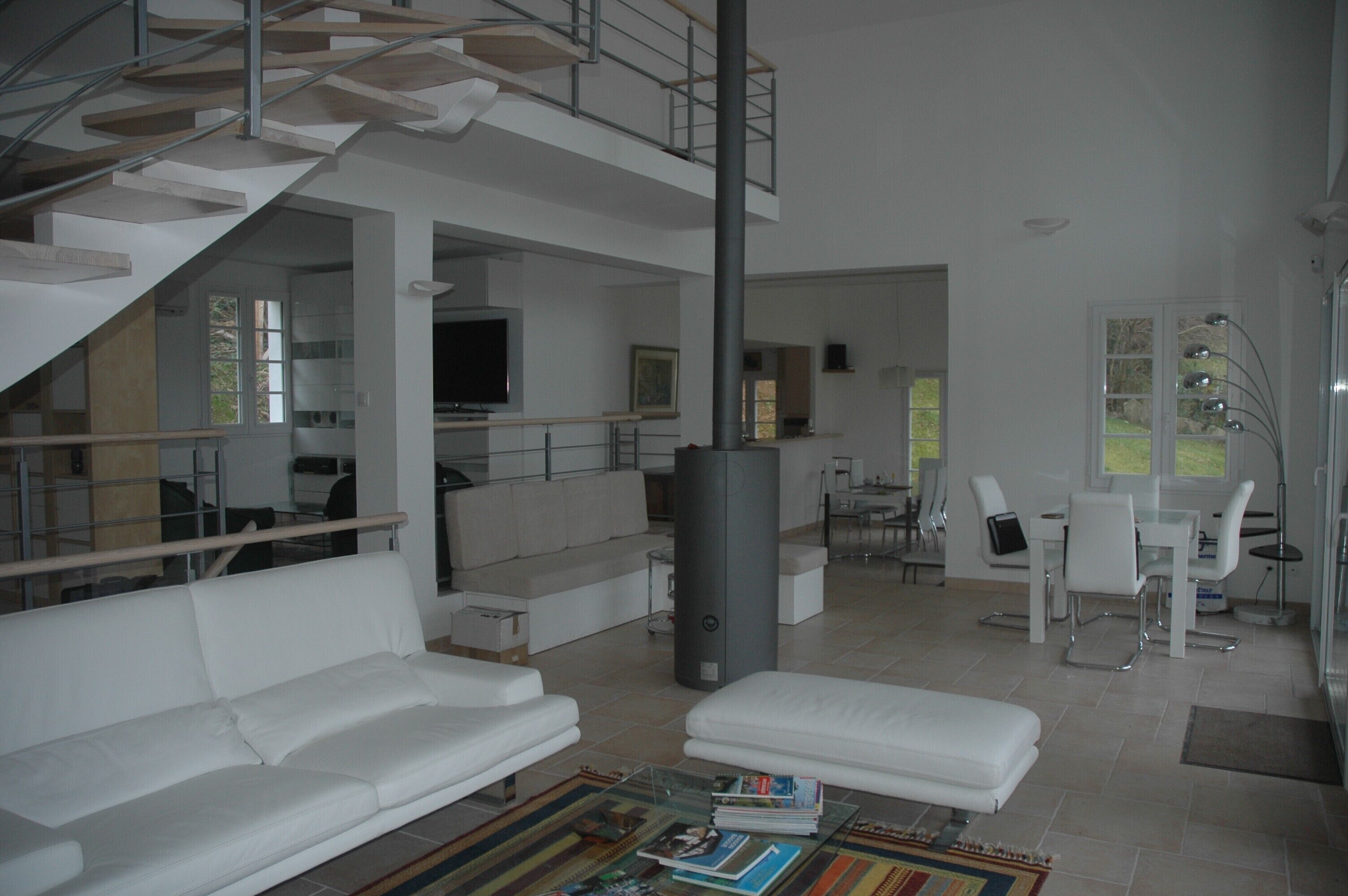 Télévision, cheminée, lecteur de DVD, baby-foot