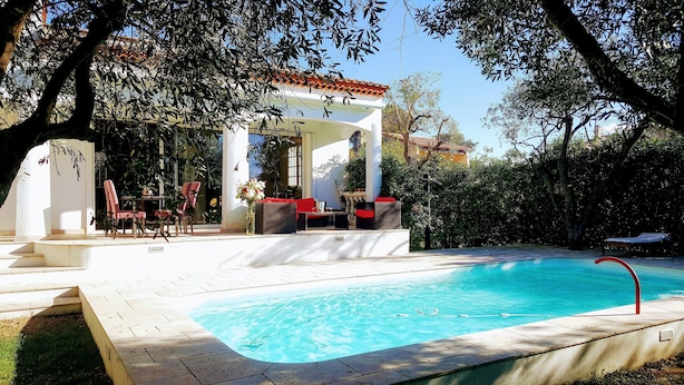A poolside area with a covered seating area, a pool, and surrounding greenery. - House 2 minutes walk from the sea (La Ciotat)