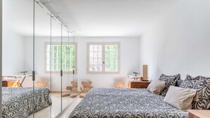 A bedroom with two beds, a desk, and a chair. There are two windows and a mirror. - House 2 minutes walk from the sea (La Ciotat)