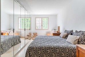 4 Schlafzimmer, Zimmersafe, Bügeleisen/Bügelbrett, WLAN