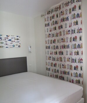 1 Schlafzimmer, Zimmersafe, Schreibtisch, Bügeleisen/Bügelbrett