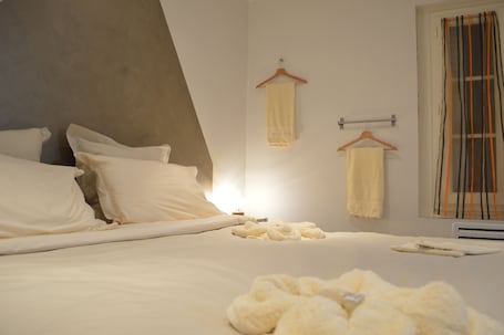 1 bedroom, WiFi, bed sheets. Bed and breakfast in Hautvillers, cradle of champagne (5min. Epernay, 15min. Reims)