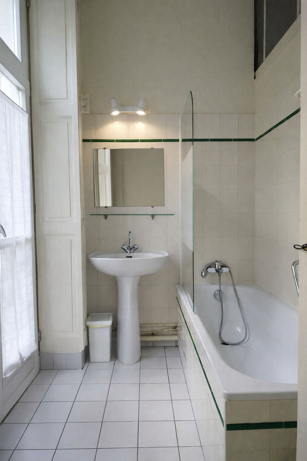 Ensemble douche/baignoire, sèche-cheveux, serviettes fournies