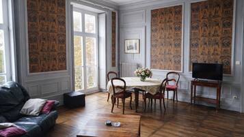 电视、DVD 播放器、书、办公室