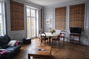 TV, DVD player, livros, escritórios