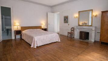 2 bedrooms, iron/ironing board, travel crib, free WiFi