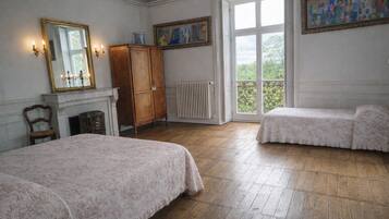 2 bedrooms, iron/ironing board, travel crib, free WiFi