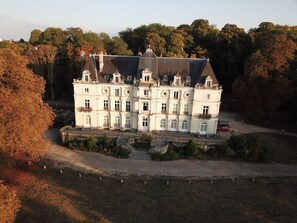 Exterior - L'intemporel, charming gîte in the Château de St Gervais, 4 to 5 people, 125m². (Saint-Gervais-La-Forêt)