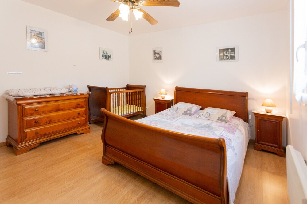 DISNEYLAND PARIS COTTAGE 4 PEOPLE + BABY